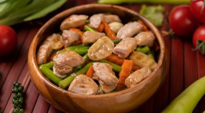 Frango com quiabo/Freepik / Frango com quiabo/Freepik
