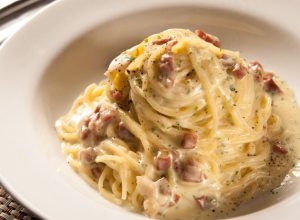 spaghetti carbonara, traditional dish of italian cuisine / Imagem ilustrativa de um prato com Car...