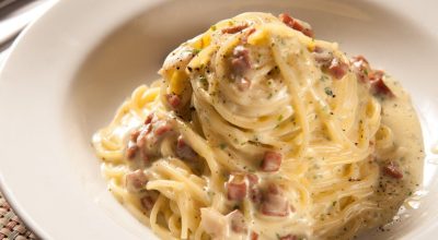 spaghetti carbonara, traditional dish of italian cuisine / Imagem ilustrativa de um prato com Car...