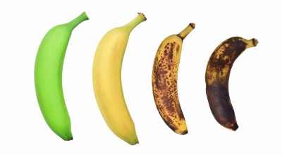 zdravinjo/IStock / Imagem de banana verde, amarela e madura.
