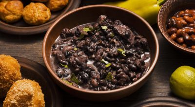 Freepik / Imagem ilustrativa de feijoada brasileira