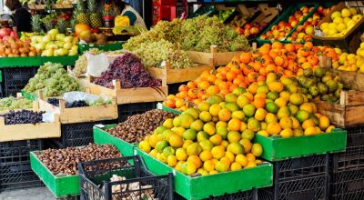 IStock/Lina Moiseienko / Imagem de frutas expostas em feira de rua