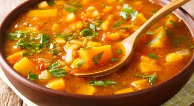 Caldo de batata - iStock / Imagem ilustra caldo de batatas em tigela