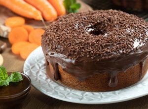 Bolo de cenoura e brigadeiro - iStock / Imagem ilustra bolo de cenoura e brigadeiro