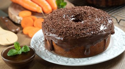 Bolo de cenoura e brigadeiro - iStock / Imagem ilustra bolo de cenoura e brigadeiro