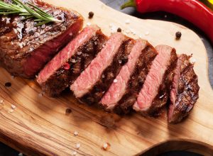 Carne vermelha - iStock / Imagem ilustra carne vermelha cortada em pedaços