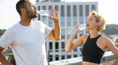 IStock / Imagem ilustrativa de um homem e uma mulher bebendo água em uma garraga / IStock