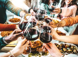 Divulgação/Clube Wine / Imagem de pessoas brindando vinho
