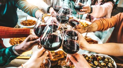 Divulgação/Clube Wine / Imagem de pessoas brindando vinho